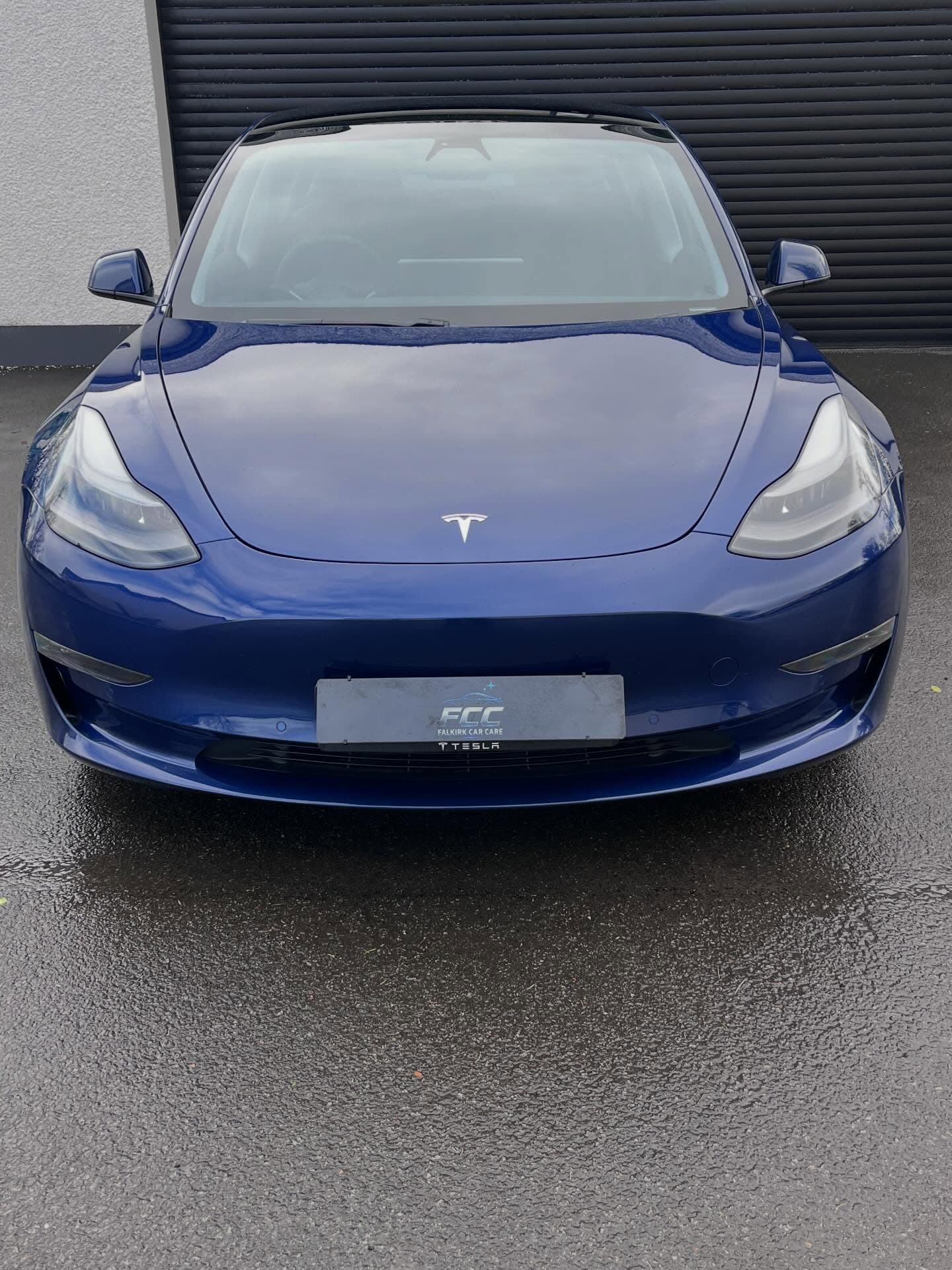 Ceramic coating gloss finish on vehicle paintwork